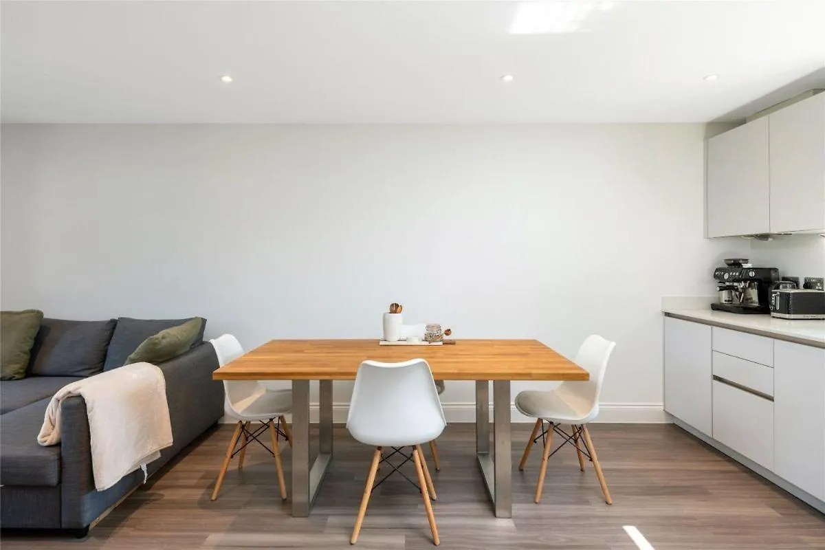 2 Bedroom 2 Bathrooms Parking Electric Charger Juliet Balcony Close To Reigate Station Centre - 2230 United Kingdom