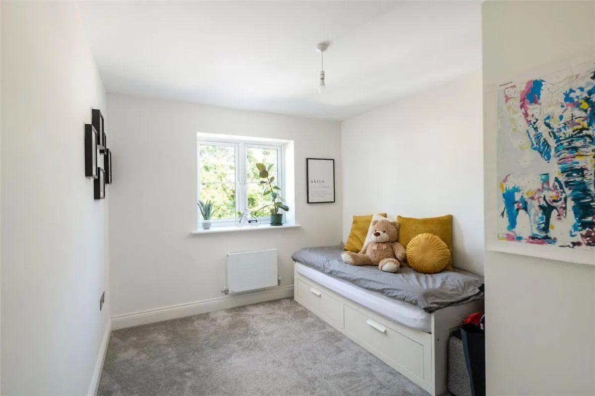Apartment 2 Bedroom 2 Bathrooms Parking Electric Charger Juliet Balcony Close To Reigate Station Centre - 2230