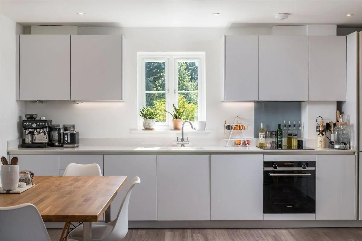 Apartment 2 Bedroom 2 Bathrooms Parking Electric Charger Juliet Balcony Close To Reigate Station Centre - 2230