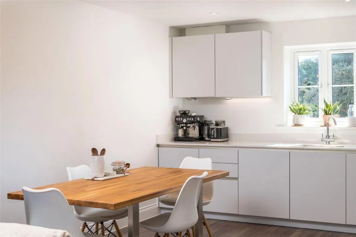 2 Bedroom 2 Bathrooms Parking Electric Charger Juliet Balcony Close To Reigate Station Centre - 2230 0*,