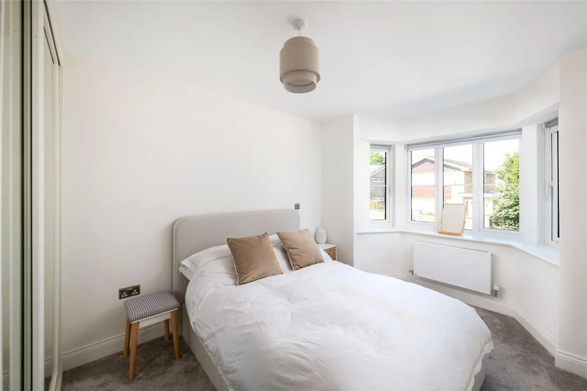 2 Bedroom 2 Bathrooms Parking Electric Charger Juliet Balcony Close To Reigate Station Centre - 2230 0*,  United Kingdom