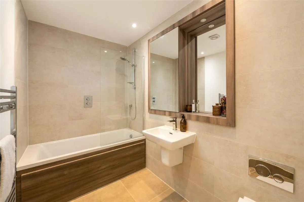 2 Bedroom 2 Bathrooms Parking Electric Charger Juliet Balcony Close To Reigate Station Centre - 2230 United Kingdom