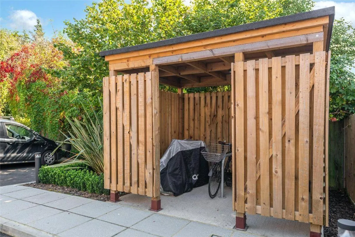 2 Bedroom 2 Bathrooms Parking Electric Charger Juliet Balcony Close To Reigate Station Centre - 2230 Apartment
