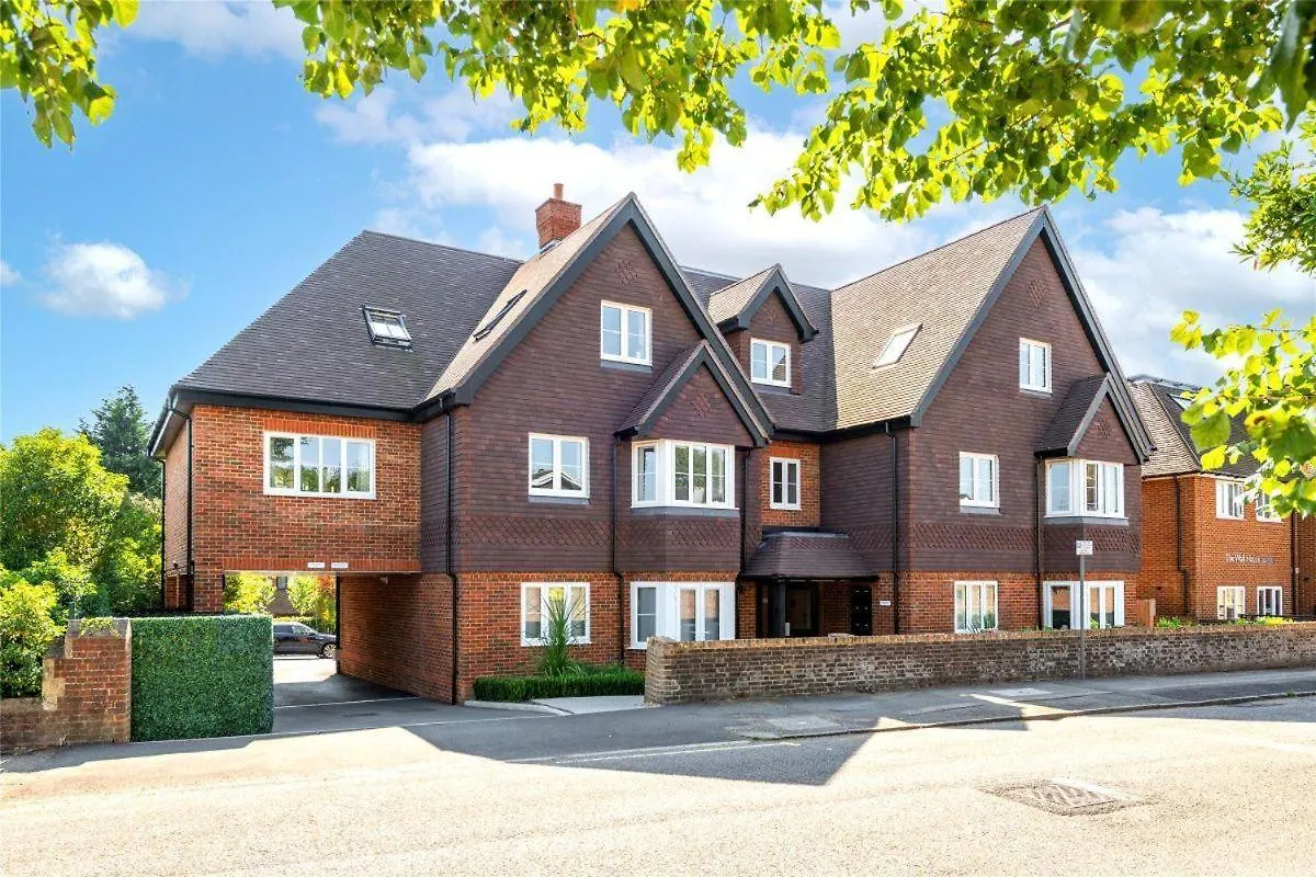 Apartment 2 Bedroom 2 Bathrooms Parking Electric Charger Juliet Balcony Close To Reigate Station Centre - 2230 United Kingdom
