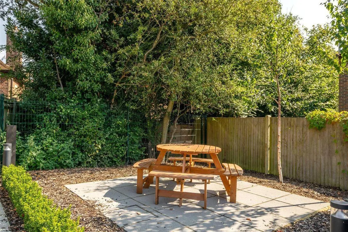 2 Bedroom 2 Bathrooms Parking Electric Charger Juliet Balcony Close To Reigate Station Centre - 2230