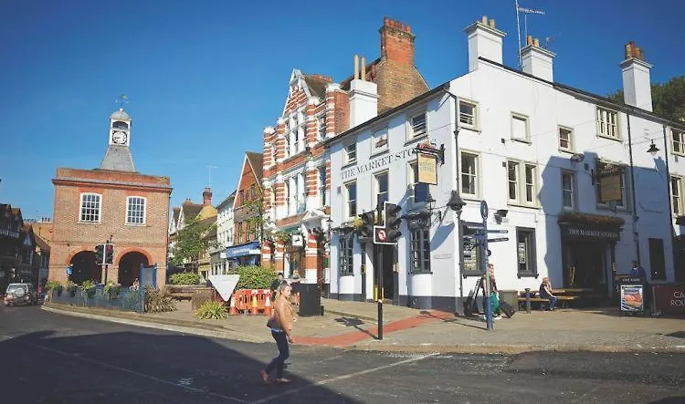 2 Bedroom 2 Bathrooms Parking Electric Charger Juliet Balcony Close To Reigate Station Centre - 2230 Apartment