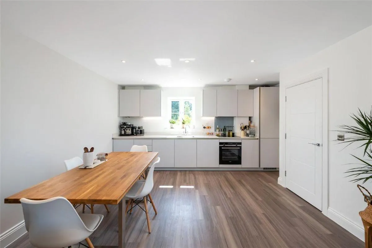 2 Bedroom 2 Bathrooms Parking Electric Charger Juliet Balcony Close To Reigate Station Centre - 2230