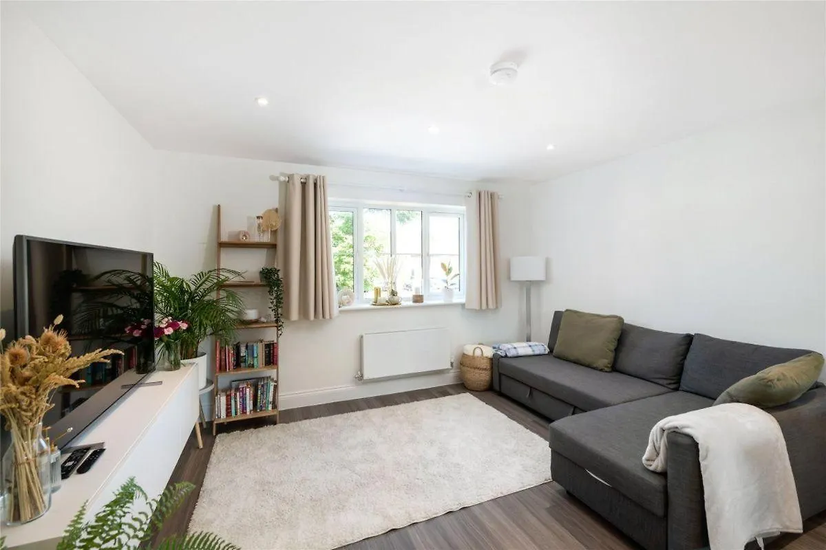 2 Bedroom 2 Bathrooms Parking Electric Charger Juliet Balcony Close To Reigate Station Centre - 2230 contacts