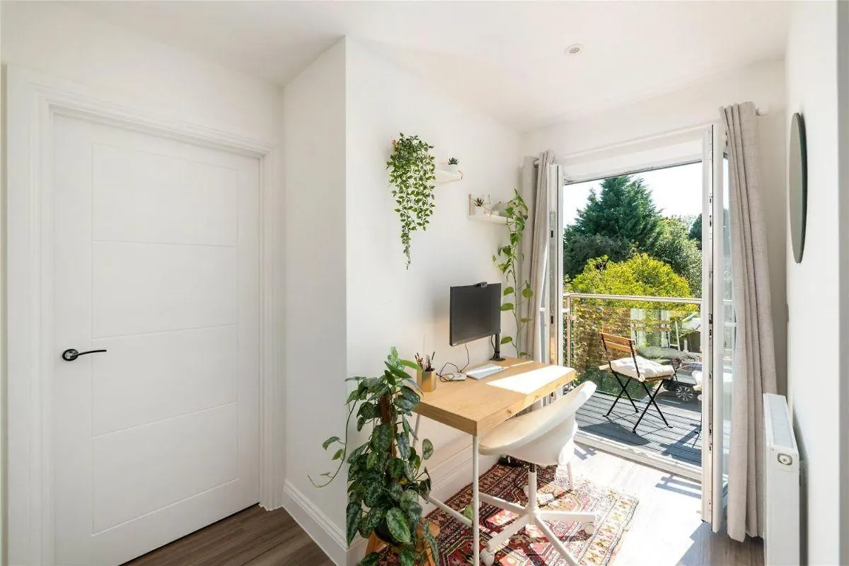 Apartment 2 Bedroom 2 Bathrooms Parking Electric Charger Juliet Balcony Close To Reigate Station Centre - 2230 United Kingdom