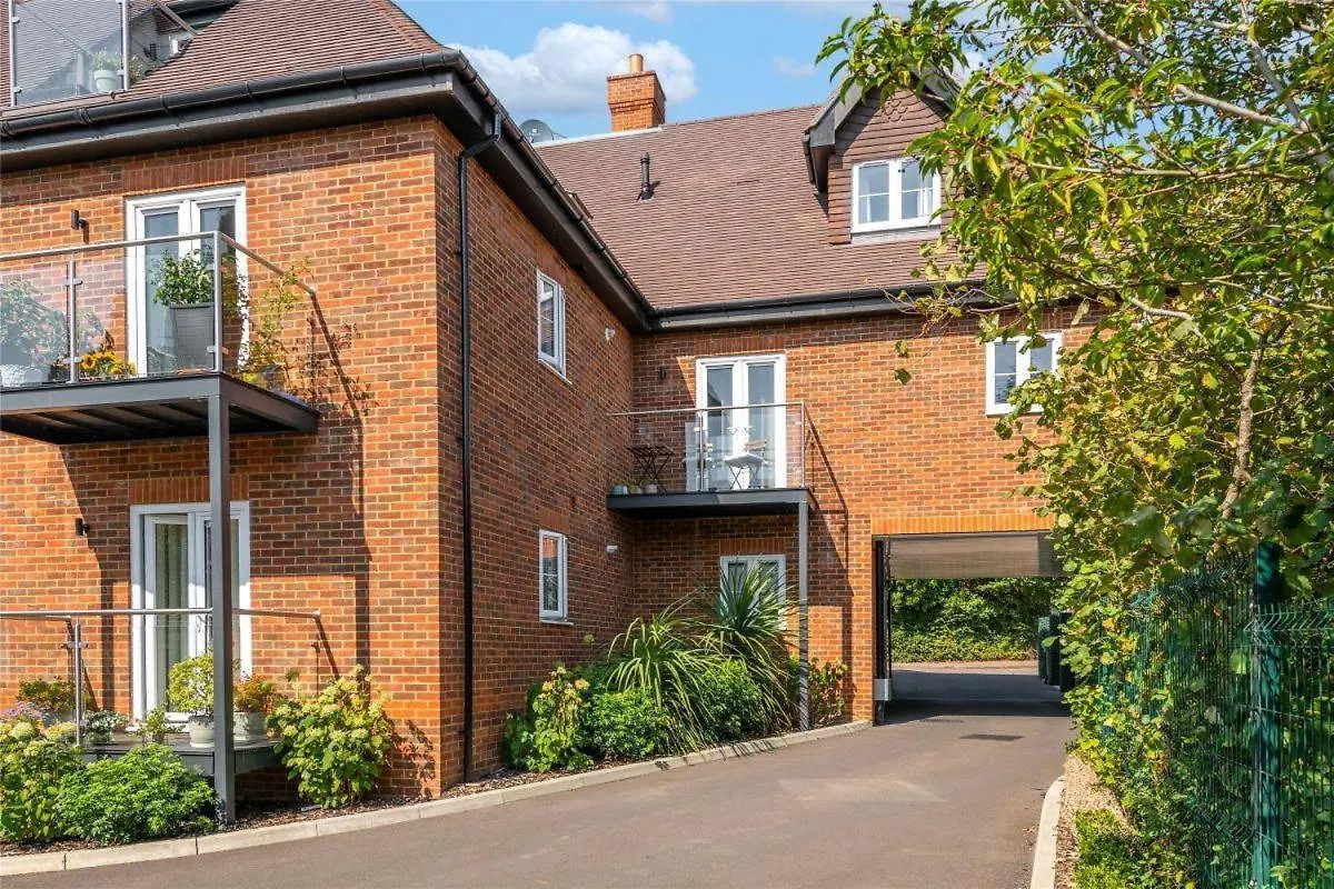 Apartment 2 Bedroom 2 Bathrooms Parking Electric Charger Juliet Balcony Close To Reigate Station Centre - 2230