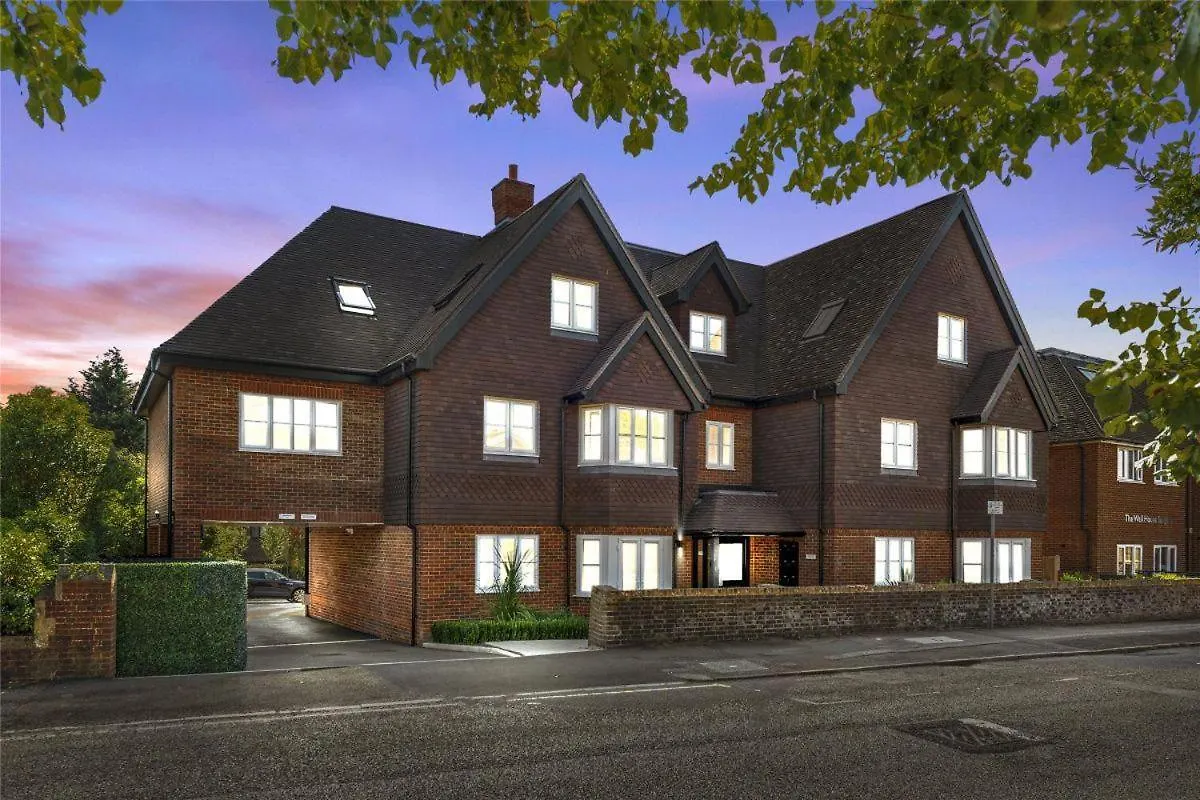 2 Bedroom 2 Bathrooms Parking Electric Charger Juliet Balcony Close To Reigate Station Centre - 2230 United Kingdom