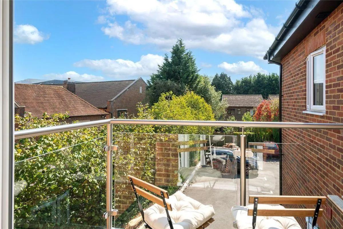 2 Bedroom 2 Bathrooms Parking Electric Charger Juliet Balcony Close To Reigate Station Centre - 2230 0*,  United Kingdom