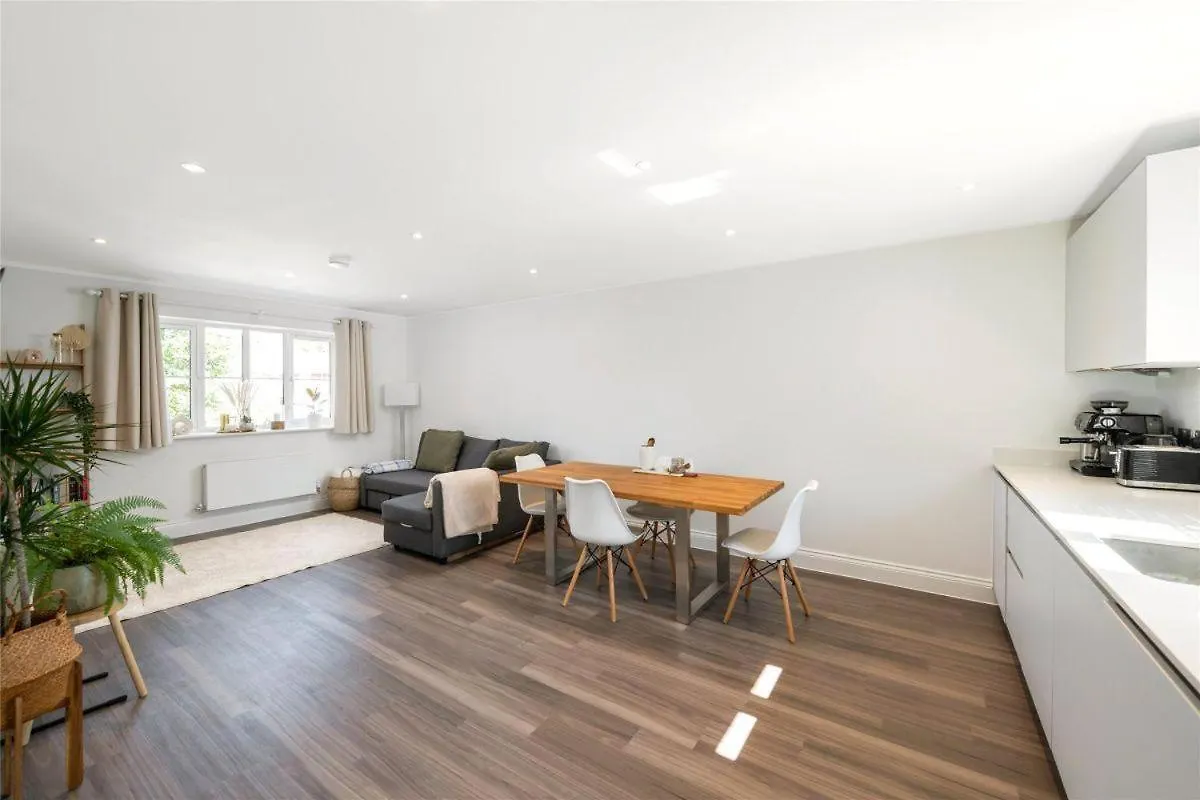 2 Bedroom 2 Bathrooms Parking Electric Charger Juliet Balcony Close To Reigate Station Centre - 2230 Apartment